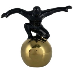 Figura Decorativa Concepts Life Diseño Hombre Sobre Esfera Dorada