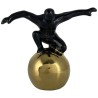 Figura Decorativa Concepts Life Diseño Hombre Sobre Esfera Dorada
